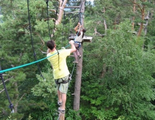  走钢索路线，距地面 16 米 